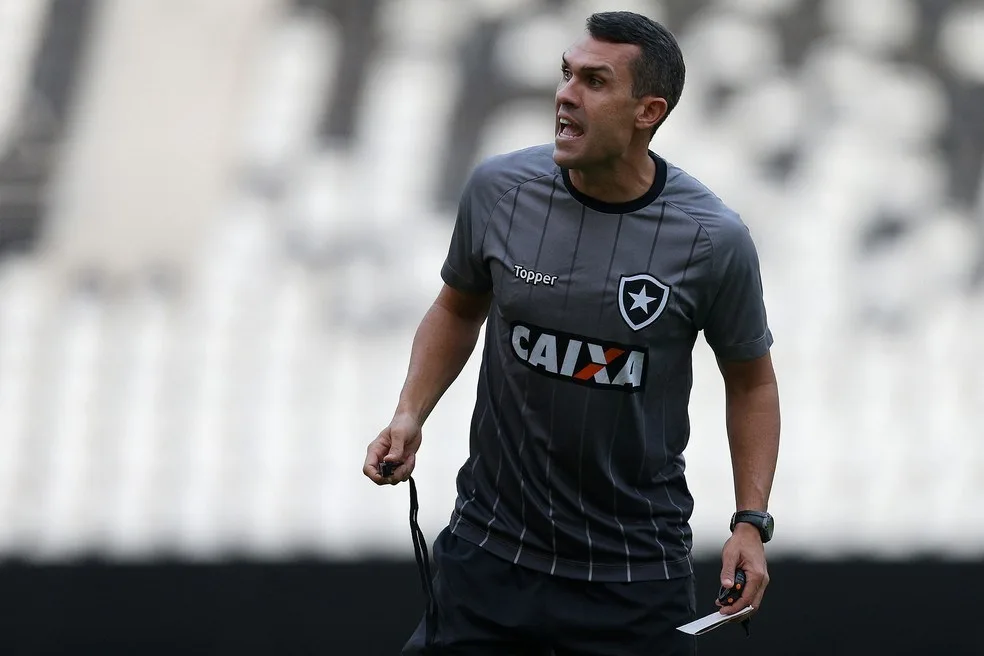 Botafogo anuncia demissão do técnico Bruno Lazaroni após menos de um mês no cargo