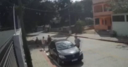 VÍDEO | Empresária tem carro roubado na frente de pai e filho em Cariacica