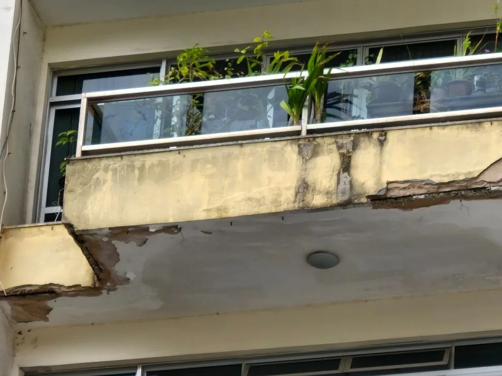 Prédio na Praia da Costa tem corrosão e riscos em estrutura, aponta Crea