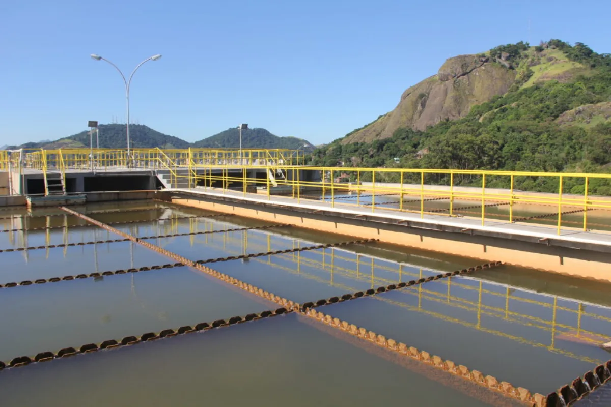 Lama em rio prejudica abastecimento de água em Cariacica