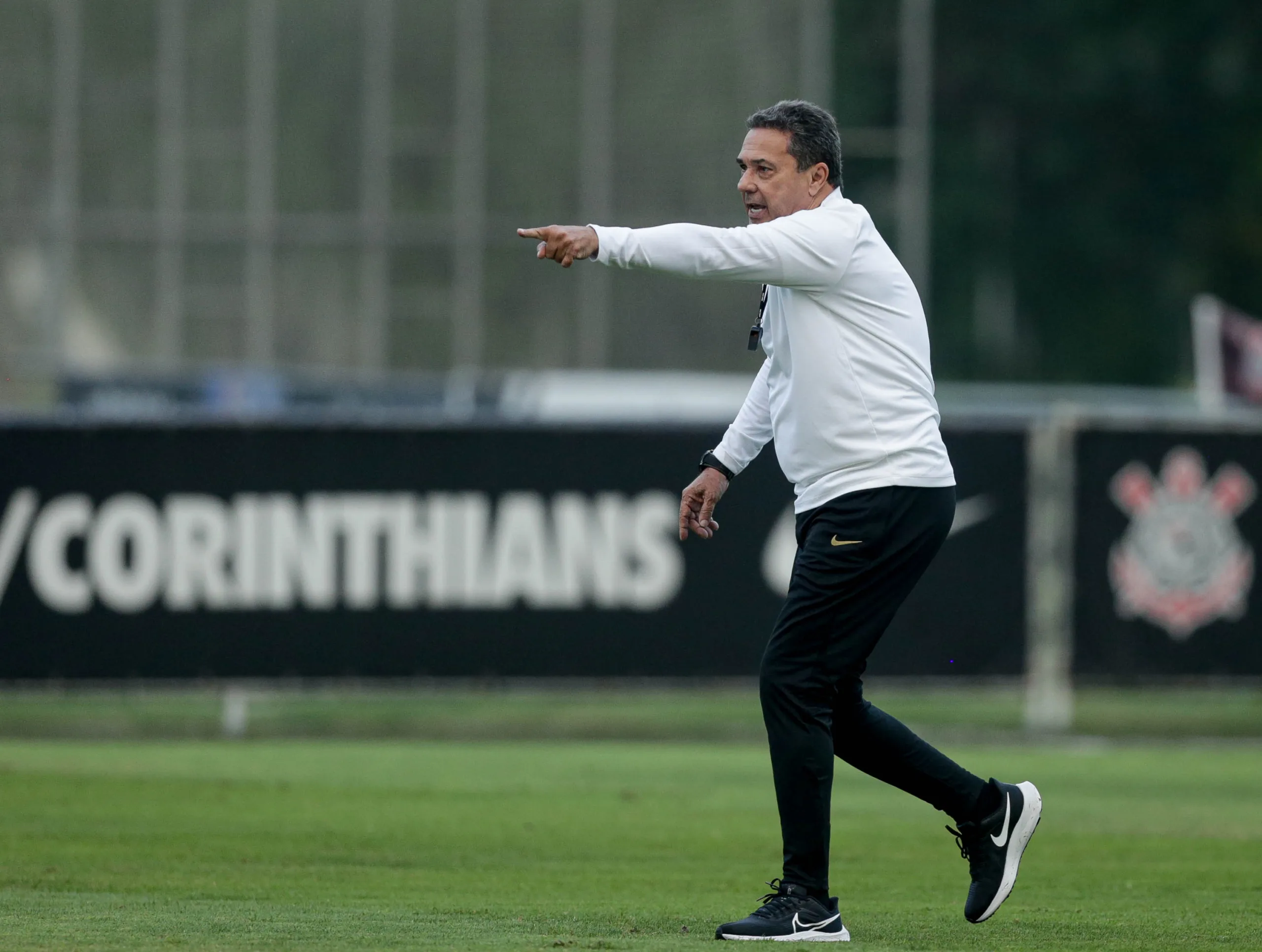 Luxa é demitido e Fla ganha a concorrência do Corinthians por Tite