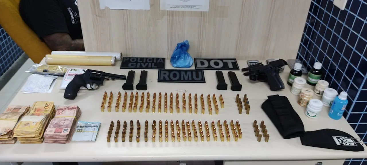 Armas, drogas e dinheiro são apreendidos em Vila Velha