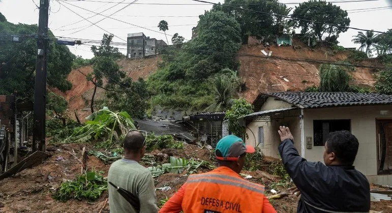 Inmet lança alerta de perigo com chuvas intensas no litoral do Nordeste