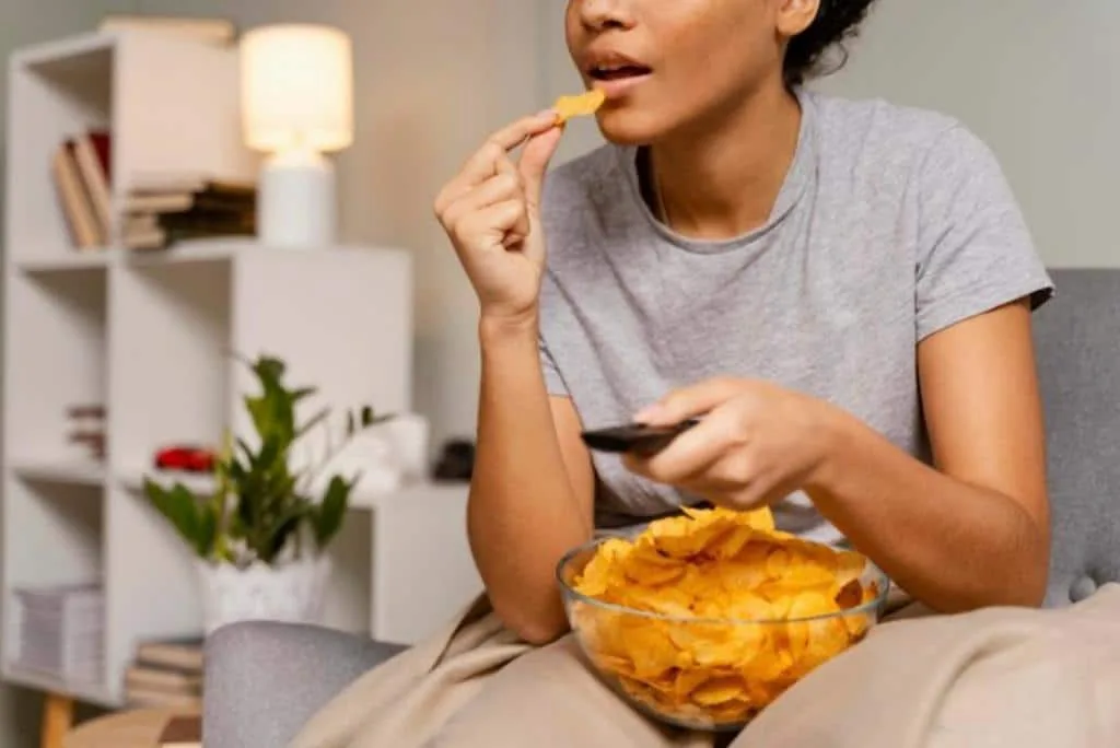 Ciência desvenda o desejo feminino de 'comer besteira'