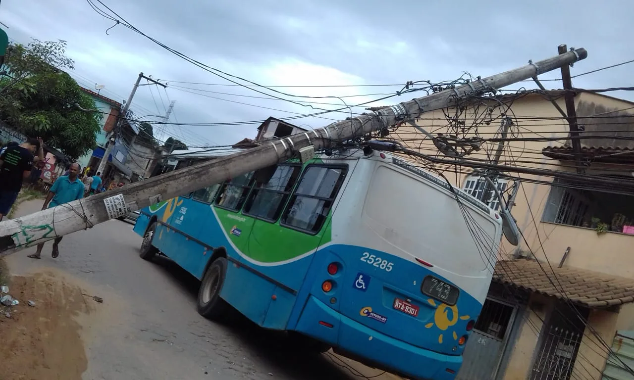 Poste de energia cai em cima de ônibus com passageiros em Cariacica