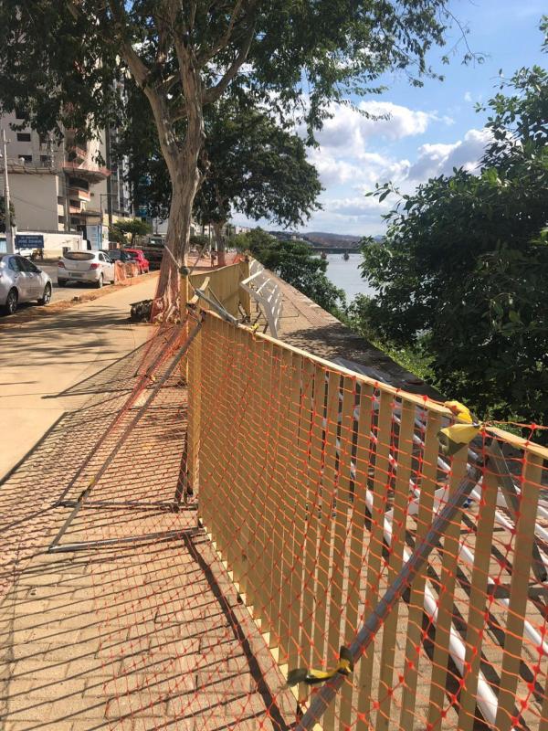 Grades de proteção do Calçadão da Avenida Beira Rio,em Colatina,são substituídas