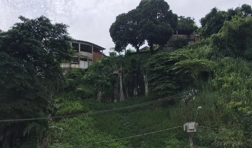 Bombeiros usam técnica especial para retirar corpo em morro