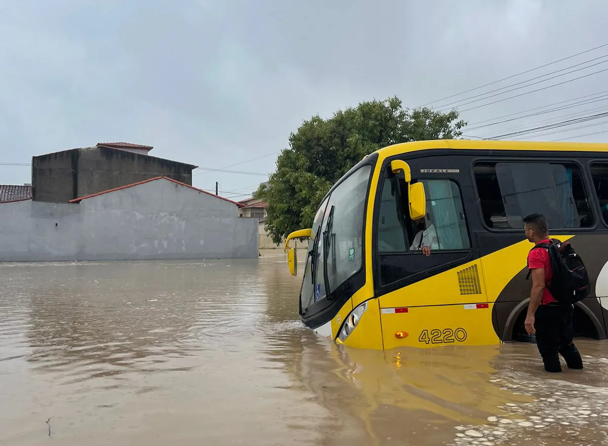 VÍDEO | Ônibus fica agarrado em alagamento e passageiros saem pelas janelas em Guriri