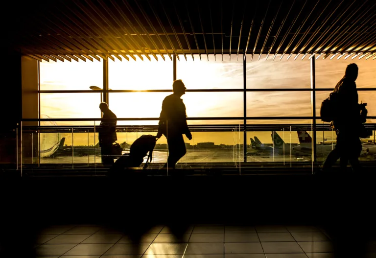 Governo adota quarentena de 5 dias para viajantes não vacinados contra covid