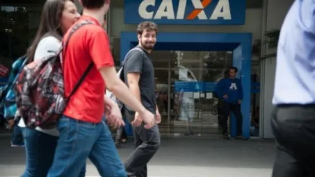 Movimento é tranquilo nas agências da Caixa abertas para consultas ao FGTS