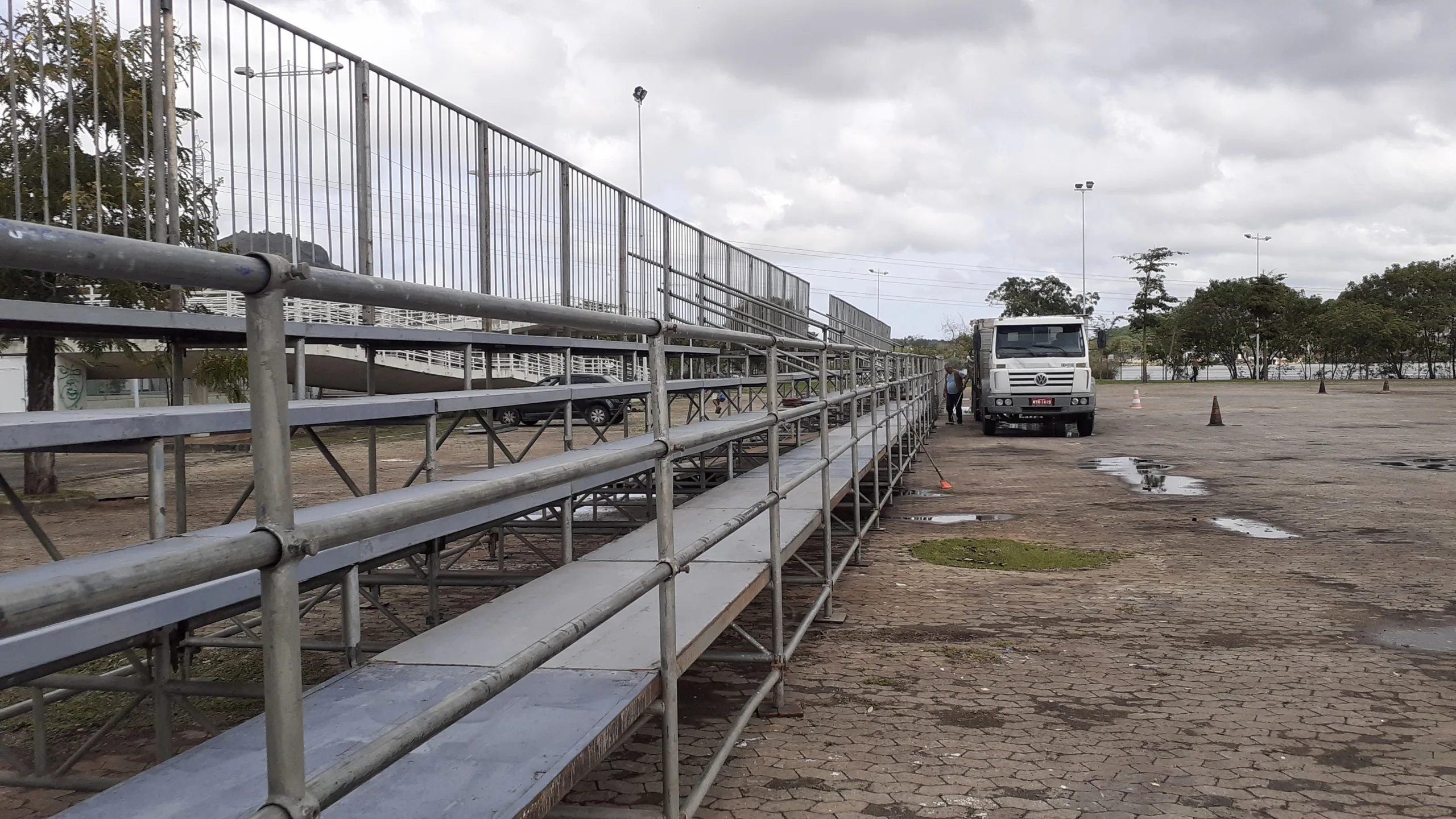 Estrutura para minidesfile de escolas de samba começa a ser montada