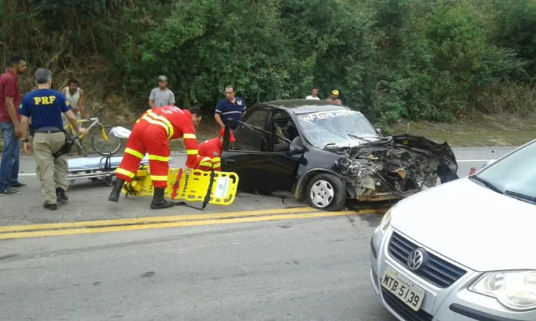 Motorista fica ferido após carro bater em caminhão na BR-101 em Itapemirim