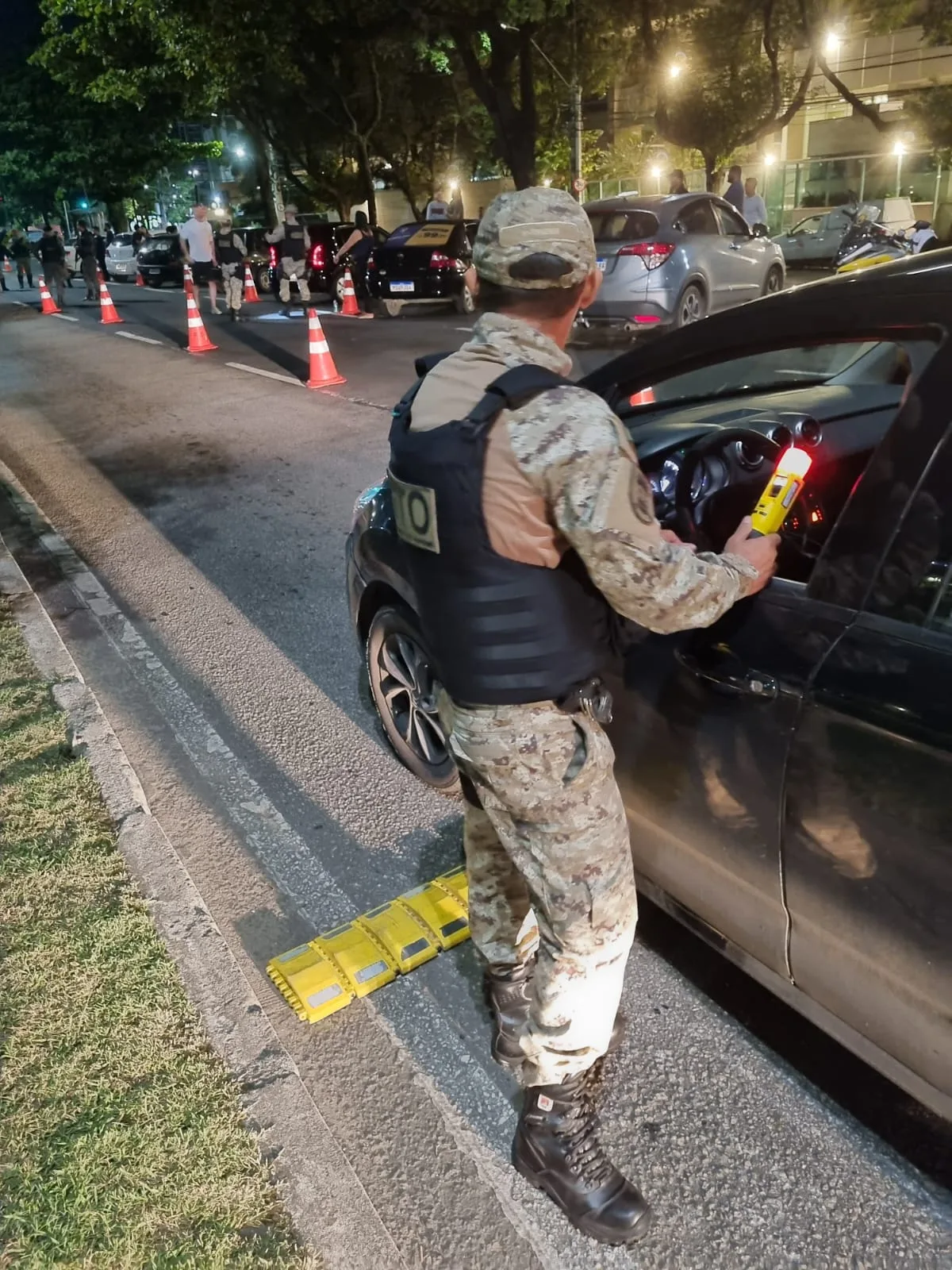 25 motoristas se recusam a fazer bafômetro em blitz na Praia do Canto