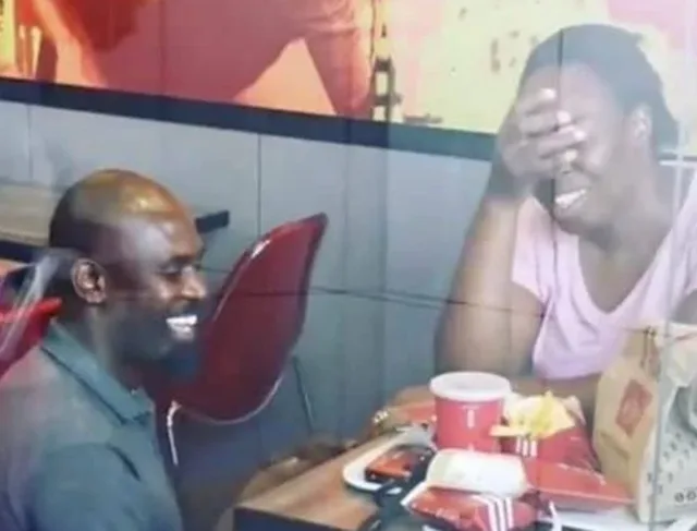 Viralizou! Casal fica noivo em restaurante de fast-food e ganha festa após repercussão