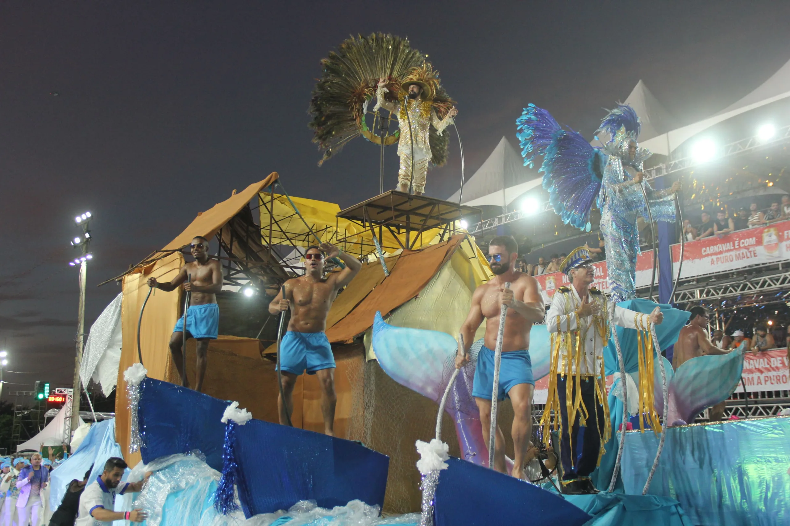 Mocidade da Praia revê história da Praia do Canto com samba empolgante