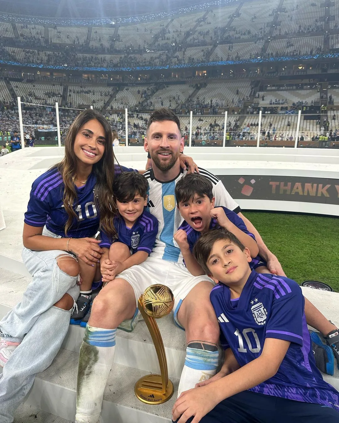 Messi celebra título com a família e ganha declaração da mulher: 'Meu campeão'