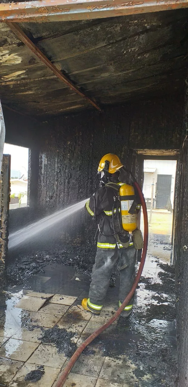 Incêndio destrói residência no bairro Amarílio Caiado Fraga