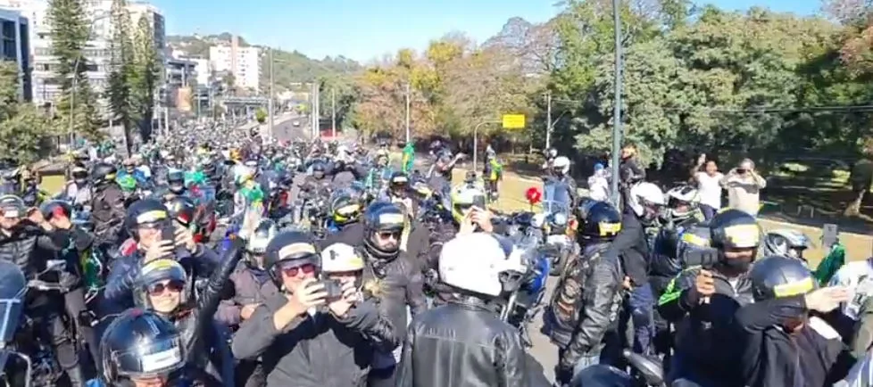 Forte esquema de segurança protege Bolsonaro em motociata em Porto Alegre