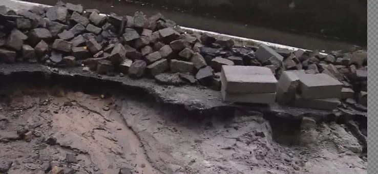 VÍDEO | Garrafa plástica abre cratera em rua de Vila Velha. Entenda