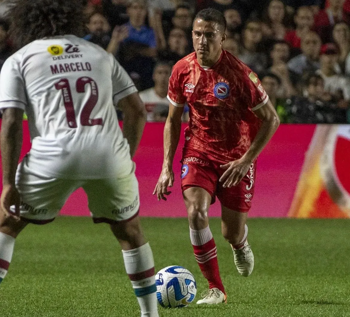 Fluminense tenta anular expulsão de Marcelo na Libertadores após lesão grave no rival