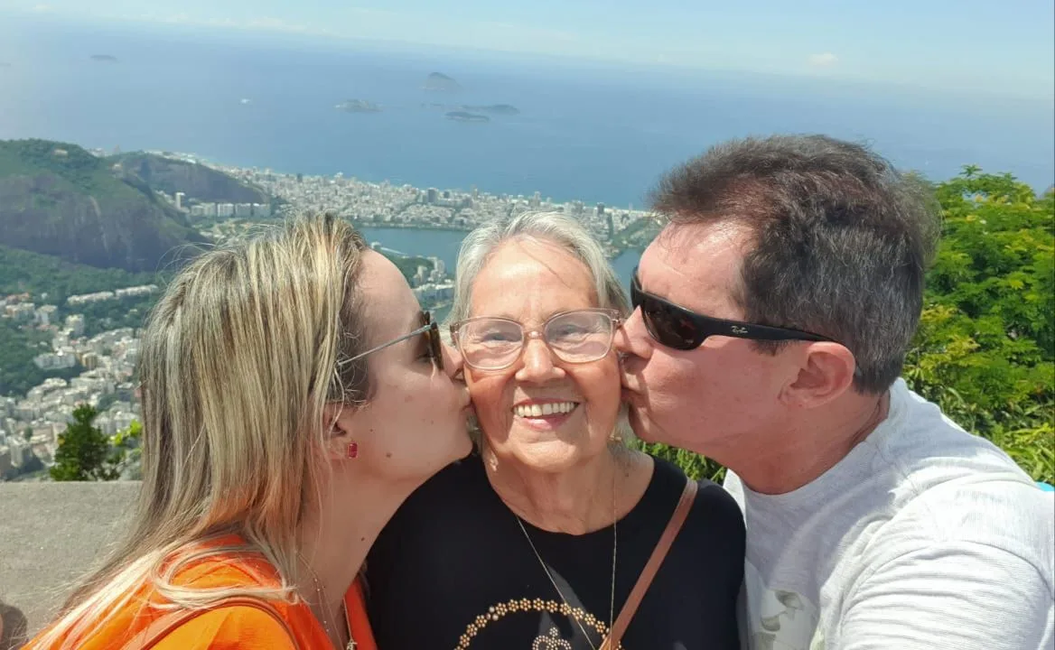 VÍDEO | Aos 80 anos, capixaba viaja de avião pela 1ª vez e é homenageada durante voo