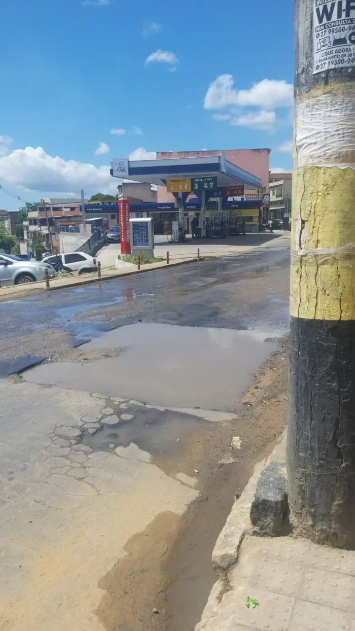 Vídeo I Vazamento de água na Rodovia José Sette faz comércio fechar as portas