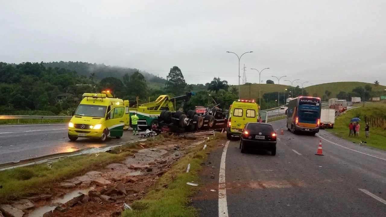 VÍDEO | Motorista fica gravemente ferido após acidente na BR-101