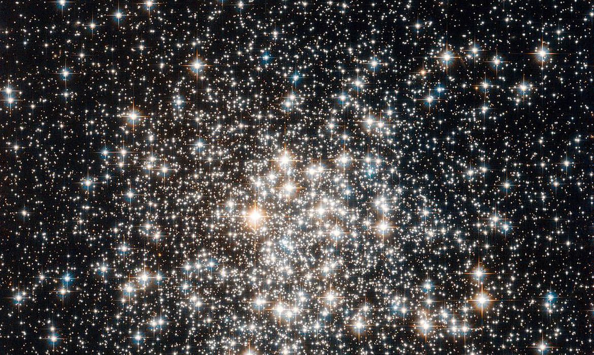 The NASA/ESA Hubble Space Telescope has captured a crowd of stars that looks rather like a stadium darkened before a show, lit only by the flashbulbs of the audience’s cameras. Yet the many stars of this object, known as Messier 107, are not a fleeting phenomenon, at least by human reckoning of time — these […]