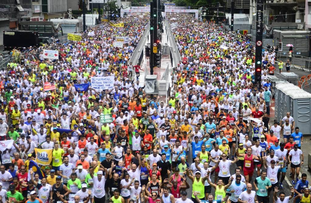 Largada geral da 93ª Corrida Internacional de São Silvestre - Prédio da Fundação Cásper Líbero - 31/12/2017 - Foto: Marcelo Ferrelli/Gazeta Press