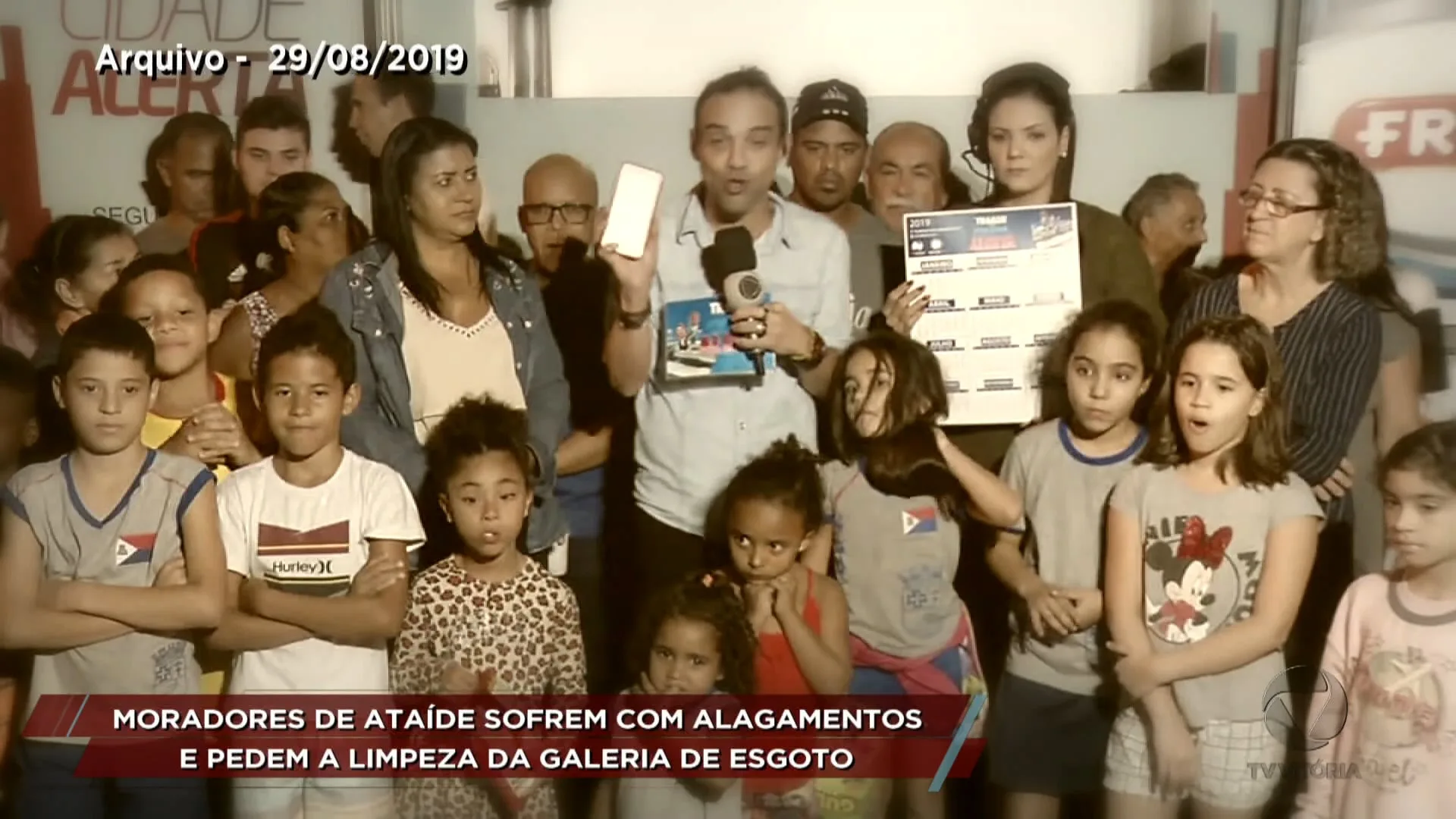 Moradores de Ataíde sofrem com alagamentos e pedem a limpeza da galeria de esgoto