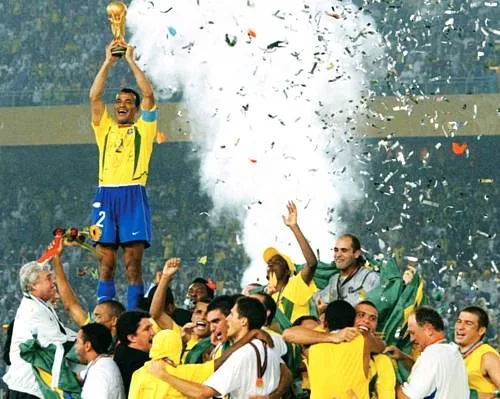 Cafu, capitão do Brasil, erguendo a Taça Fifa, após vitória no jogo contra a Alemanha na final do torneio, no Estádio de Yokohama.