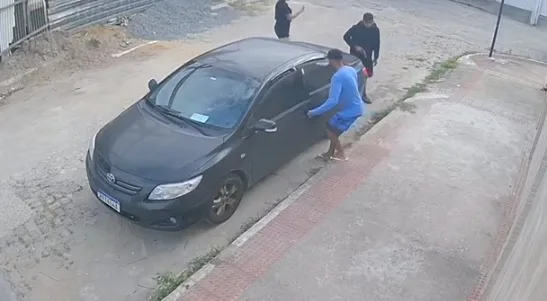 Mulher tem carro roubado e cachorro da família é levado por criminosos em Vila Velha