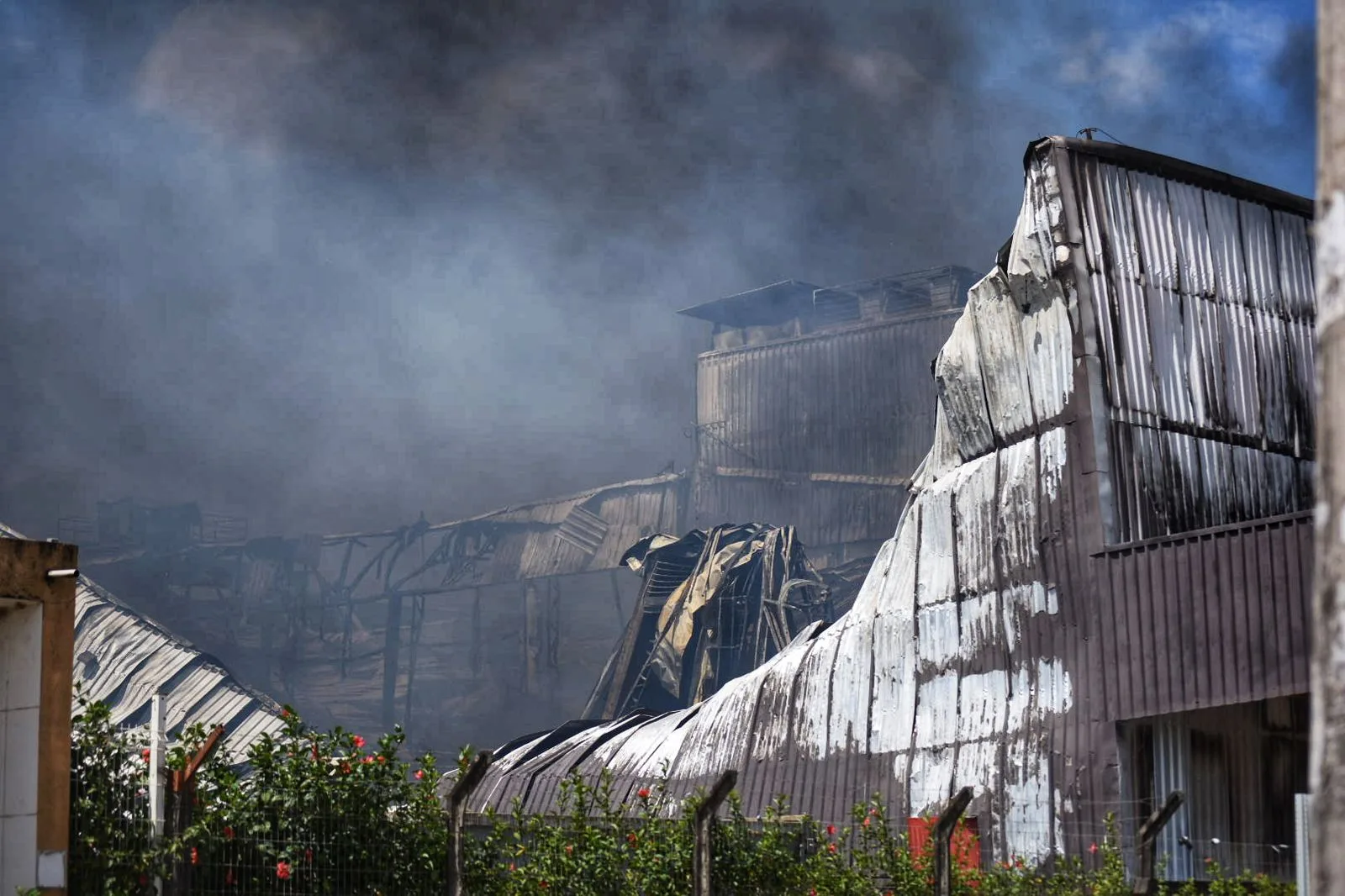 VÍDEO | Incêndio de grandes proporções destrói fábrica da Cacau Show em Linhares