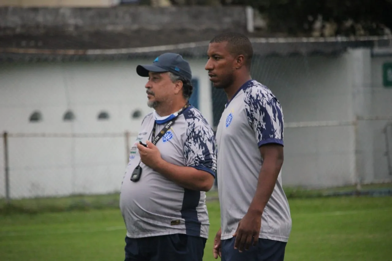 Em busca do primeiro triunfo como visitante, Charles de Almeida cobra mais atenção ao Vitória