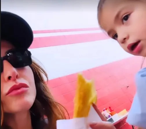 Sabrina Sato faz dia de feira com Zoe e as duas comem até pastel na barraca