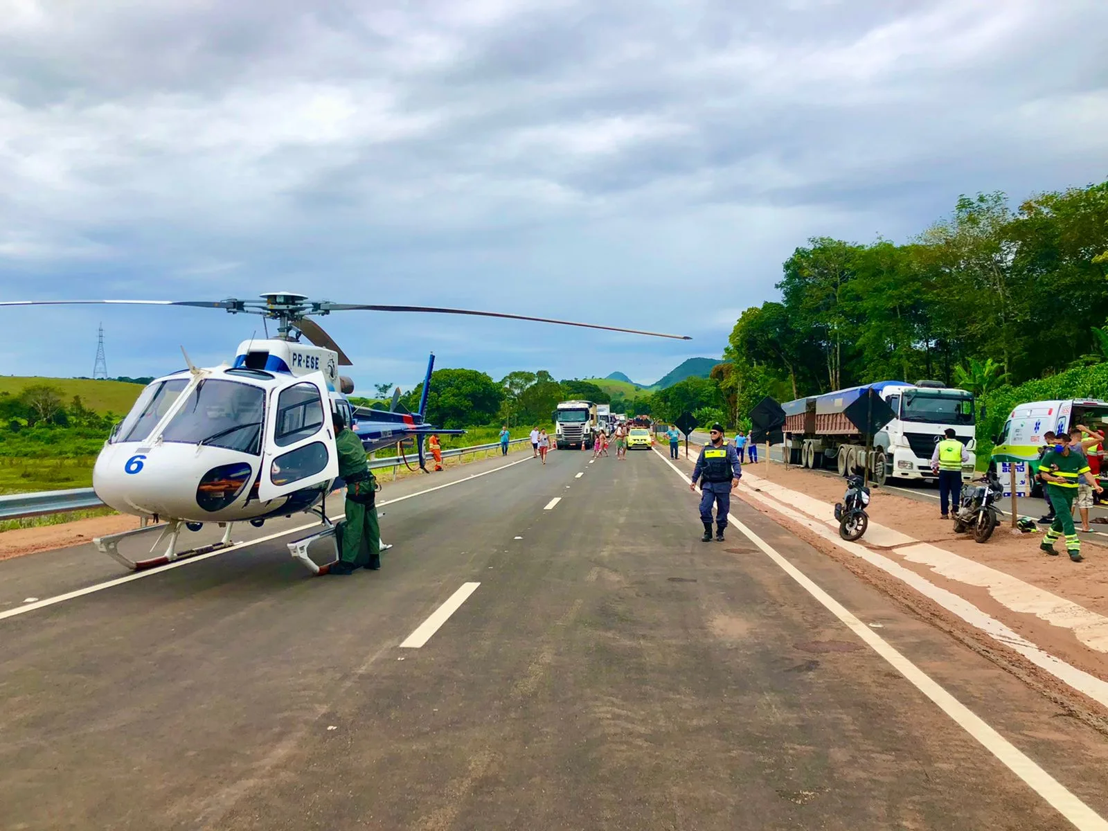 VÍDEO | Acidente na BR-101: motociclista gravemente ferido é socorrido de helicóptero