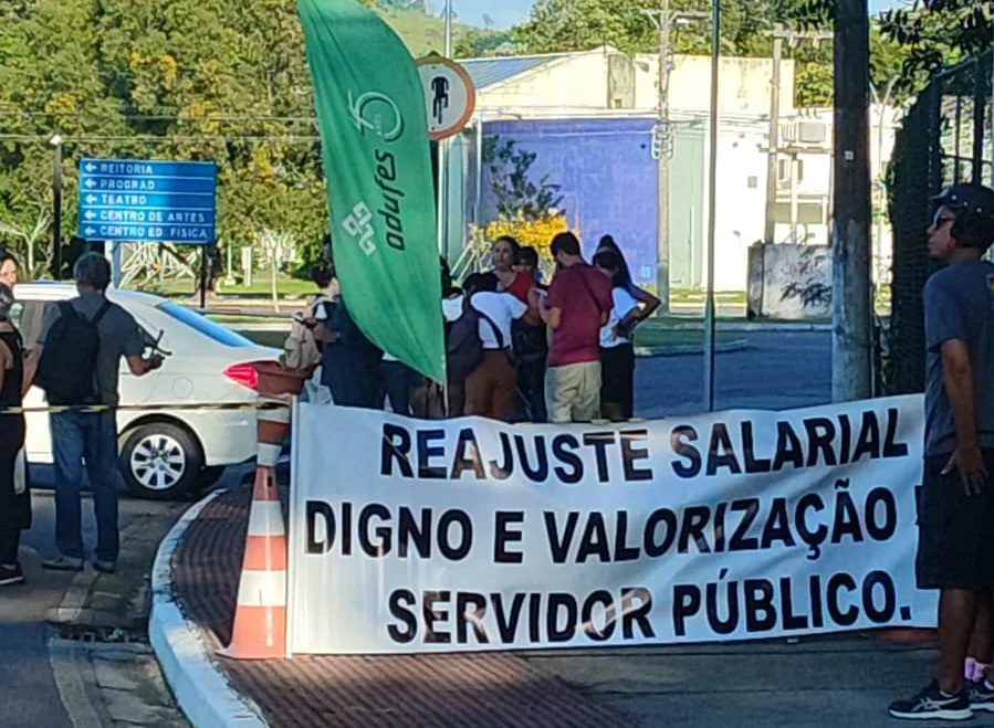 Ufes diz que greve impede abertura do RU, mas grevistas negam falta de acesso