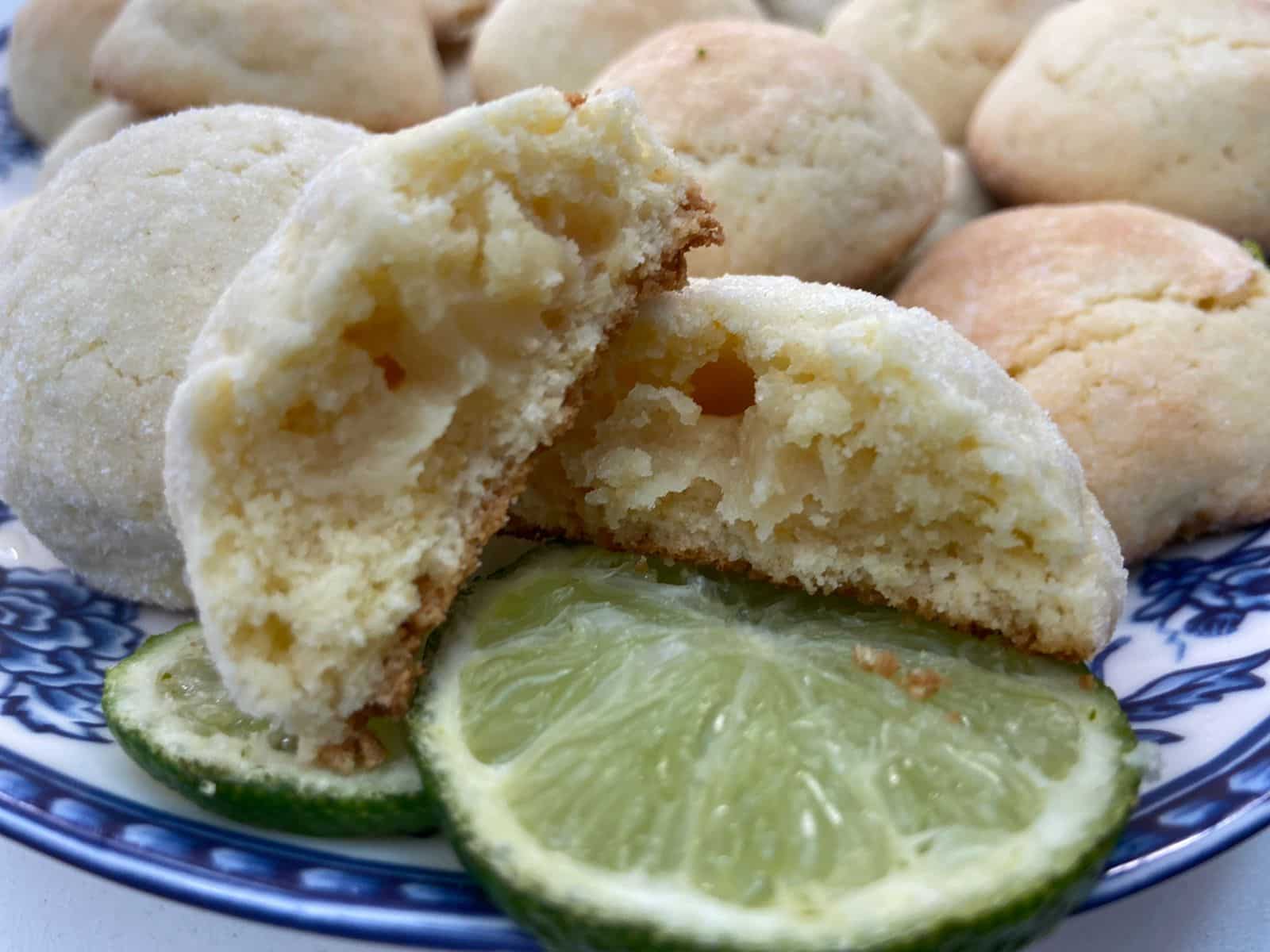 Aprenda a preparar um delicioso cookie de limão recheado com brigadeiro