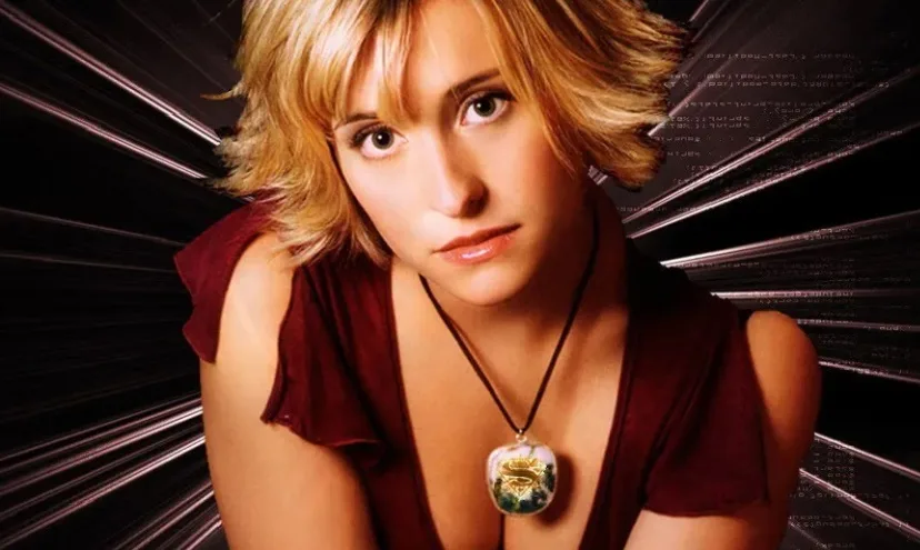 Allison Mack, de 'Smallville', deixa a prisão após dois anos detida