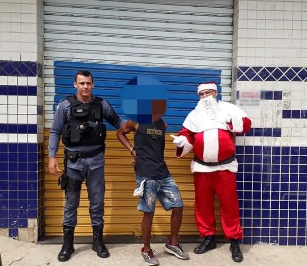 Papai Noel PM detém suspeito com mandado de prisão em aberto em Colatina