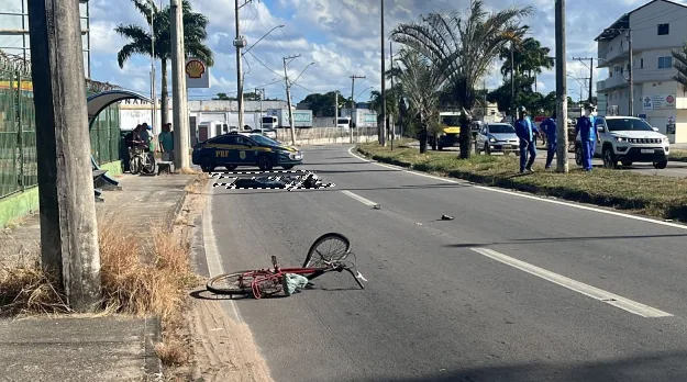 Ciclista morre na BR-101 atropelado por caminhão em Linhares