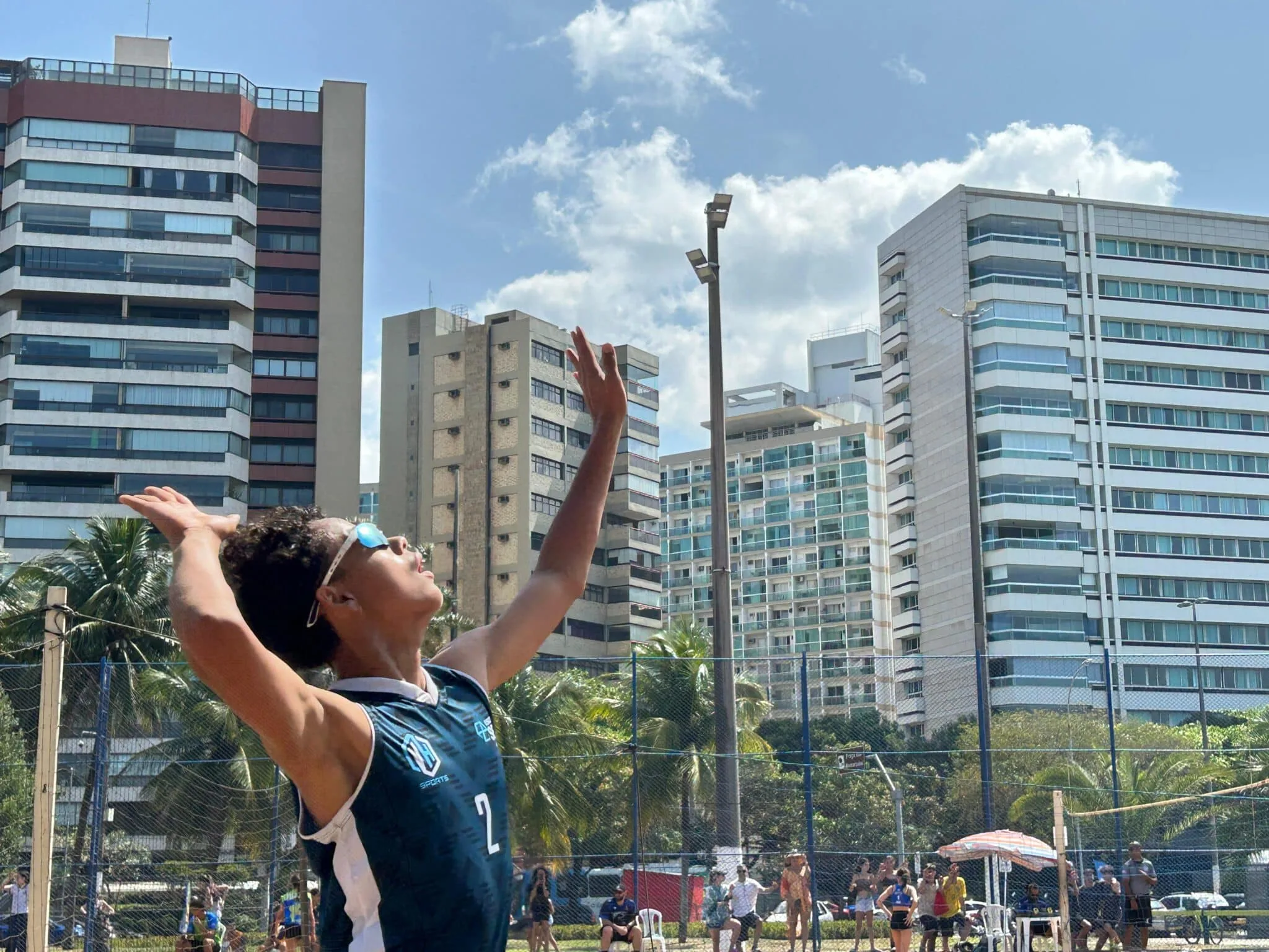 Yan, atleta do SEB Vila Velha, saca na decisão da categoria juvenil masculina - Foto: Gabriel Cavalini