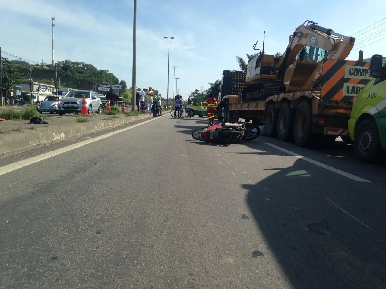 Pedestre morre ao ser atropelado por moto e carreta em Viana