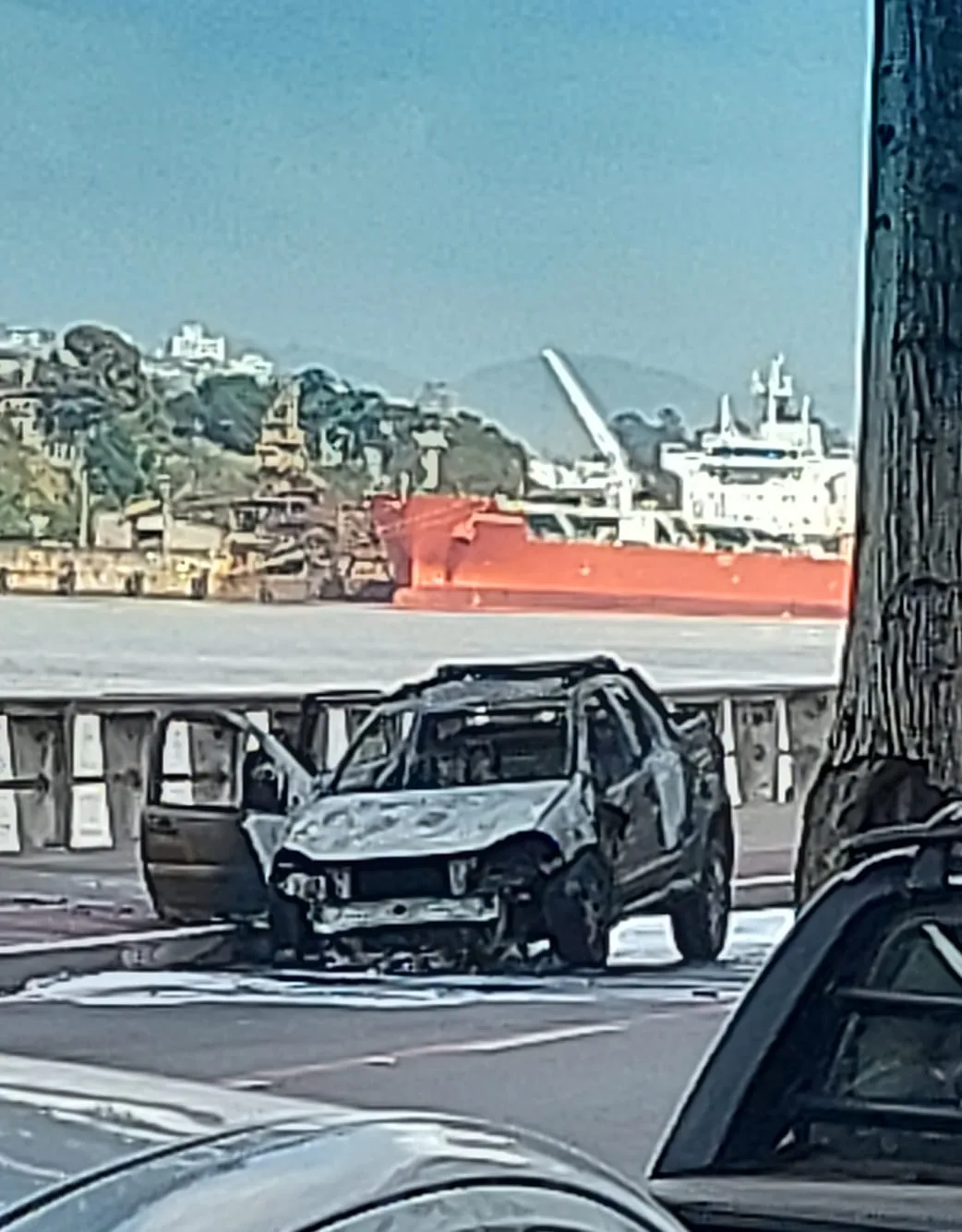 Carro pega fogo próximo a igreja no Centro de Vitória