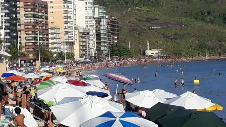 Apesar da pandemia, banhistas lotam praias neste fim de semana na Grande Vitória