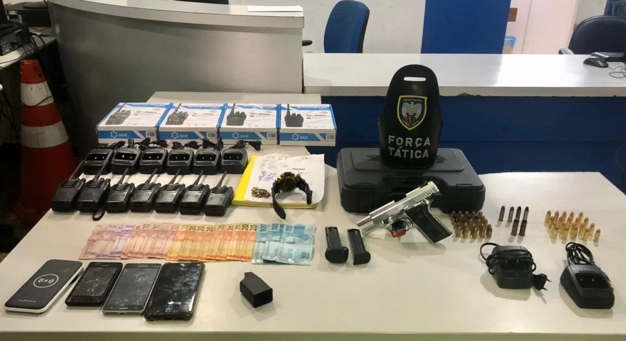 Adolescente e homem são detidos com armas, drogas e munições em Vitória