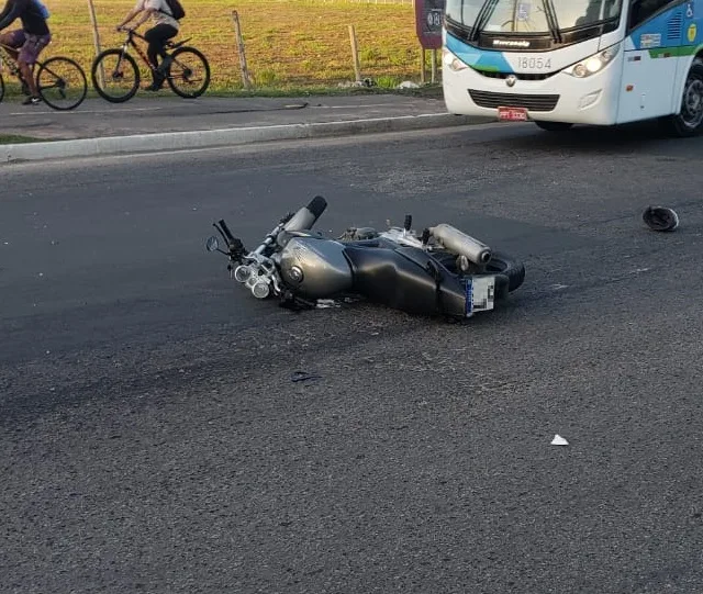 Motociclista morre em acidente com carreta na BR-101, na Serra