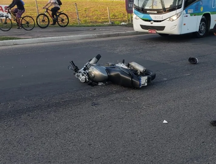 Motociclista morre em acidente com carreta na BR-101, na Serra