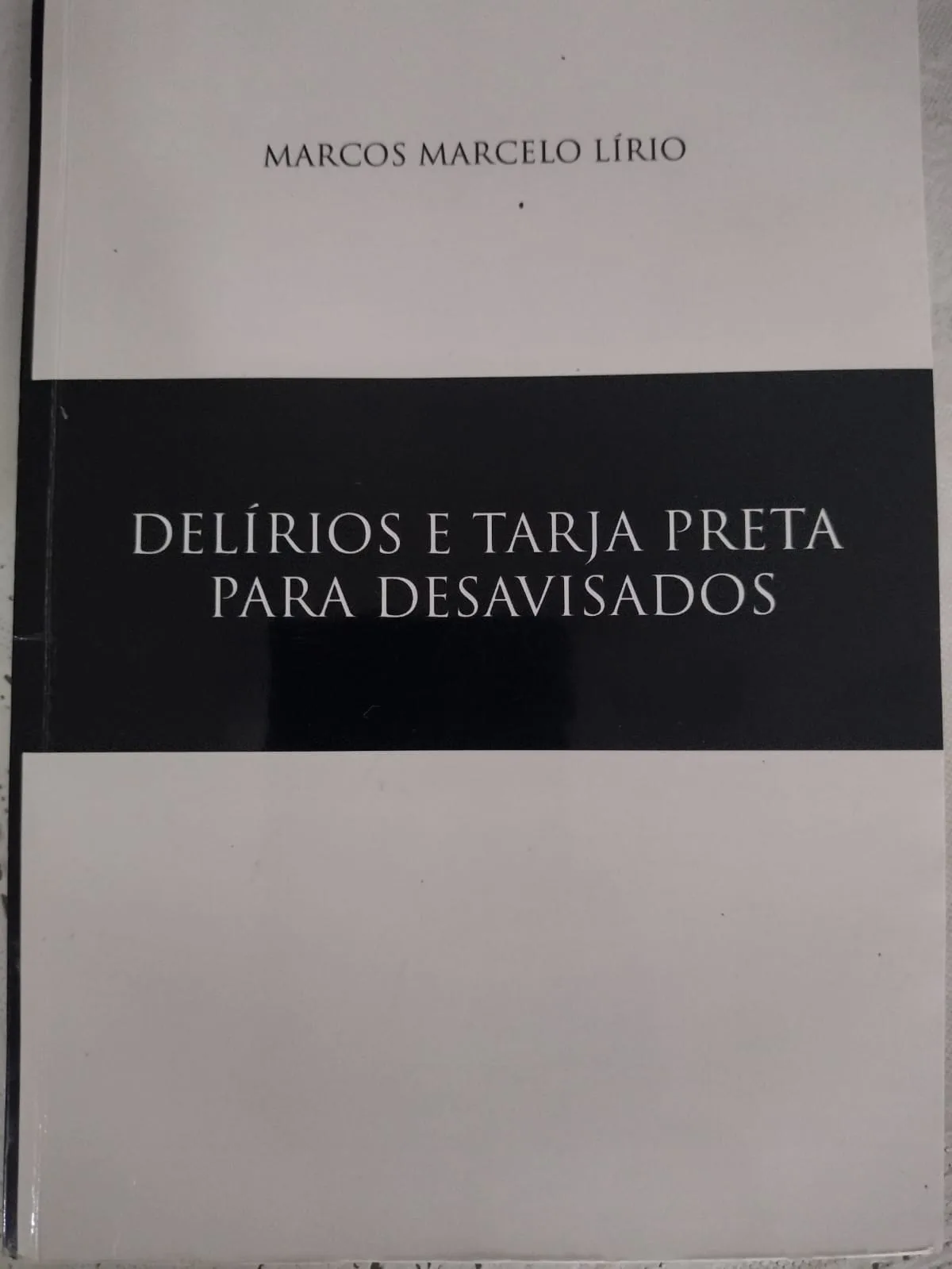 “Delírios e tarja preta para desavisados”, de Marcos Marcelo Lírio