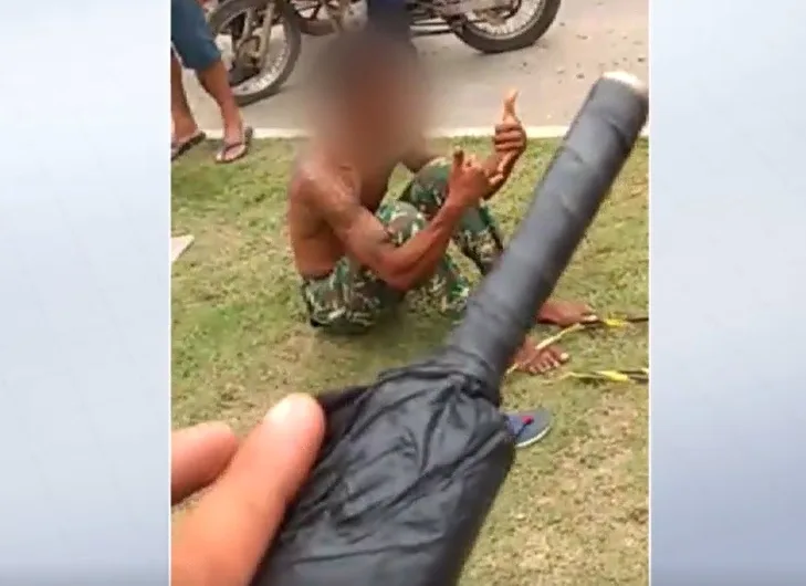 VÍDEO| Homem tenta assaltar ônibus com arma falsa e termina agredido por passageiros